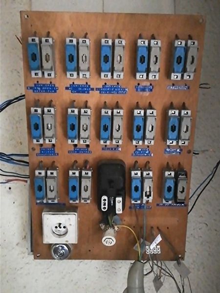 Remplacement du panneau électrique  Panneau électrique à disjoncteurs et  panneau électrique à fusibles